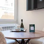 Zen Island Downtown Florence, New Apartment For 6