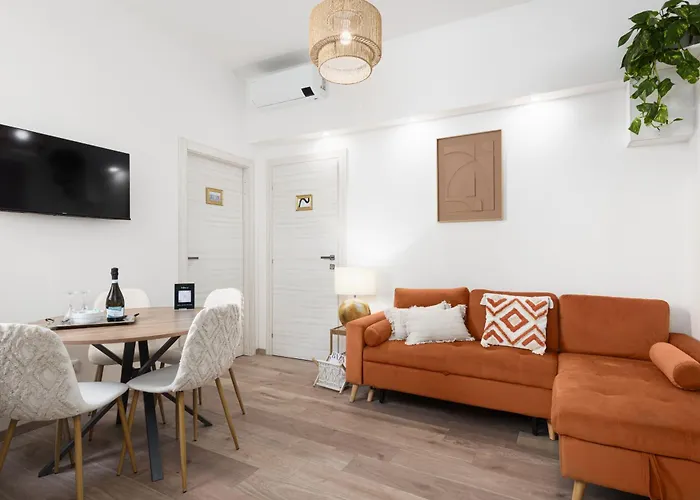 Zen Island Downtown Florence, New Apartment For 6